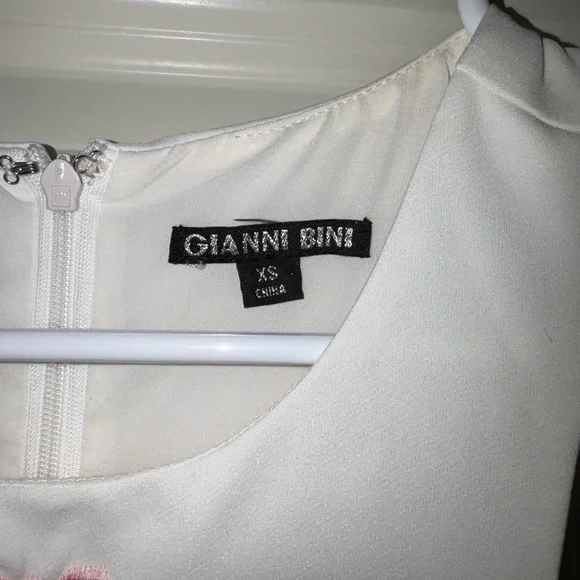 Gianni Bini White Embroidered Top with Pink Floral Detail - Picture 2 of 2